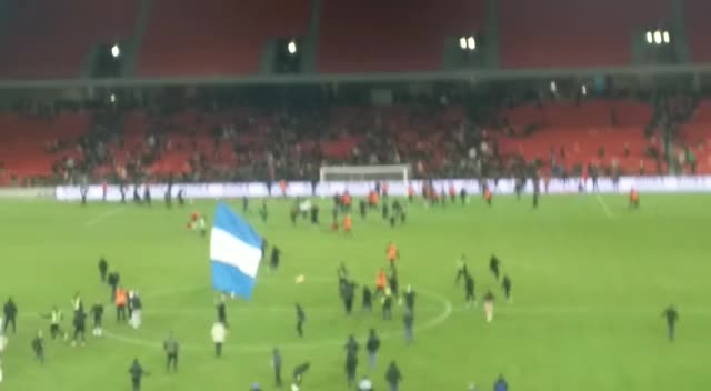 VIDEO/ Tifozët pushtojnë fushën e Air Albania pas triumfit të Tiranës në derbi