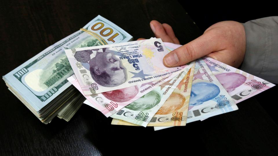 Lira turke bie në nivelin më të ulët