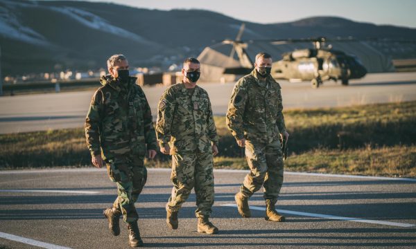 Udhëheqësit ushtarakë të NATO-s zbarkojnë në Prishtinë