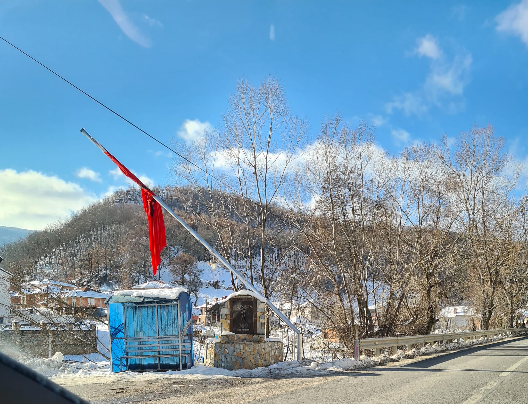 Përdhosi flamuri kuqezi, shqiptari mallkon autorin: Të vraftë buka