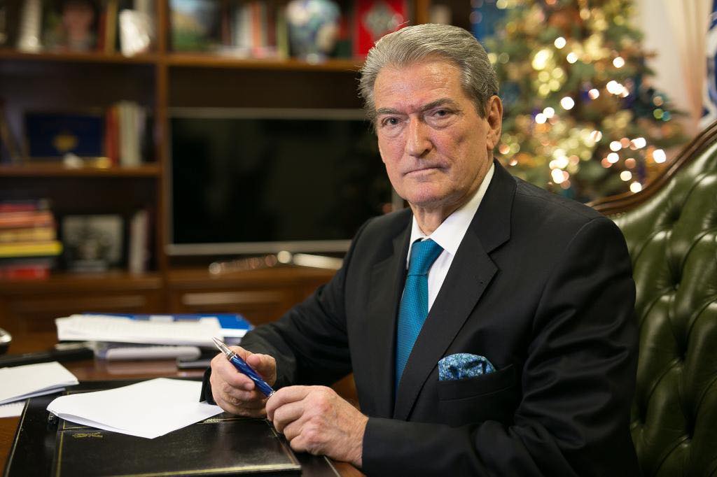 Skandali i pagave, Berisha: Të ngrihemi në protestat më të fuqishme që ka parë vendi