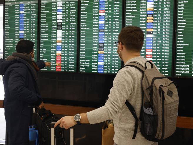 Mijëra fluturime anulohen për Krishtlindje në mbarë botën, shkak varianti i ri i COVID