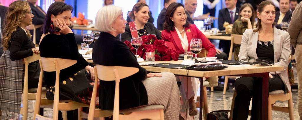 FOTO/ Darka e Ramës me ambasadorët, e pranishme edhe Linda, në tryezë me Kim dhe ministret