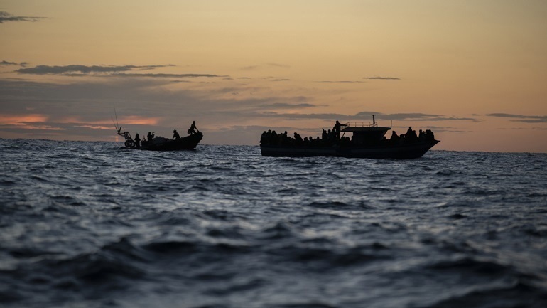 Me gra dhe fëmijë, përmbyset anija në Tunizi, shpëtohen 78 emigrantë