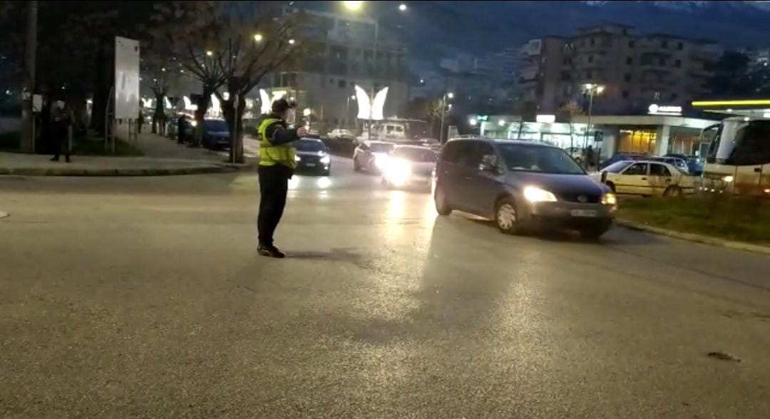 Fluksi i lartë i automjeteve natën e ndërrimeve të viteve, policia rrugore rrit prezencën në rrugë