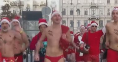 Babagjyshët të veshur me rroba plazhi vrapojnë nëpër rrugët e Budapestit për bamirësi