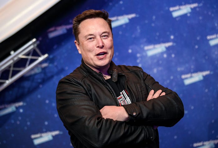 Elon Musk hedh poshtë pretendimet se po pushton Hapësirën