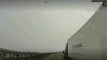 Helikopteri bie në autostradë, gjithçka filmohet nga kamera e një makinë