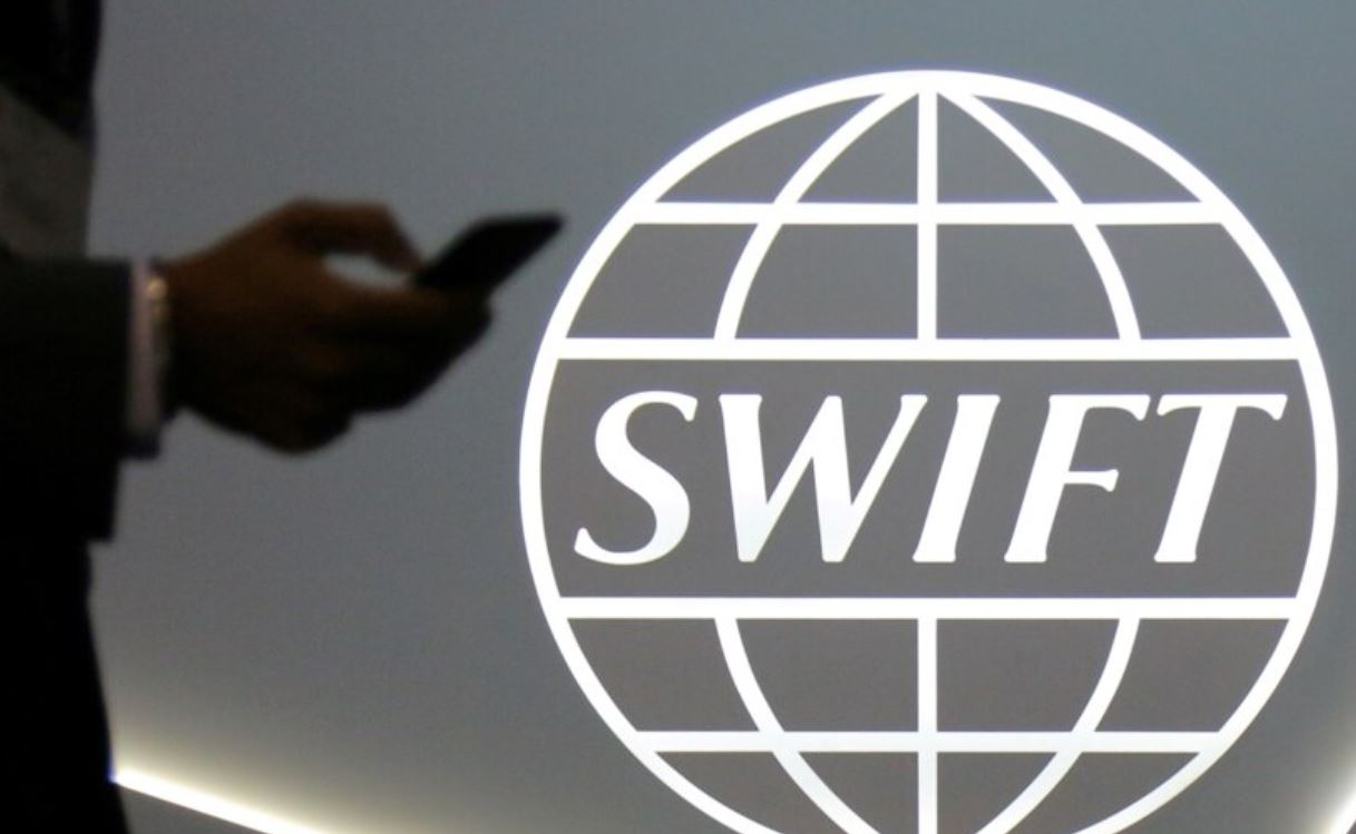 “Opsioni bërthamor”: Ç’ka do të ndodhë nëse Rusia largohet nga SWIFT-i?
