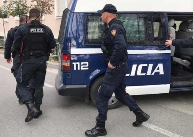 Vidhnin automjete e banesa duke ndërprerë ndriçimin elektrik të rrugëve, tre të arrestuar në Tiranë