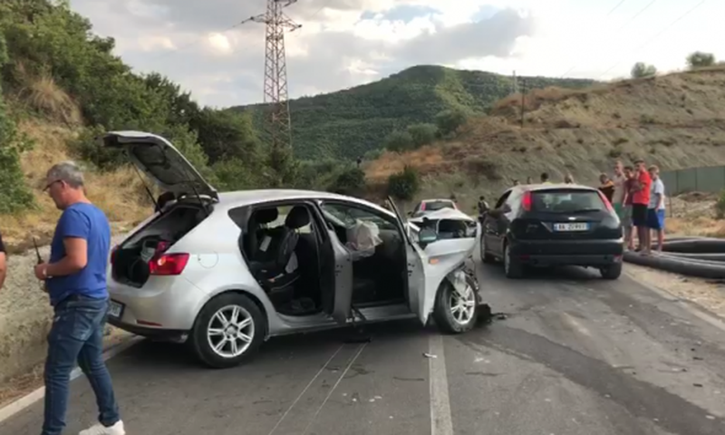 “Rrezik për aksidente”, bien gurë në aksin Berat-Skrapar, shoferët i heqin vetë