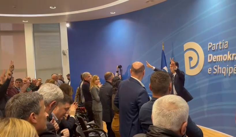 Nis me ovacione mbledhja e Këshillit Kombëtar në Selinë Blu