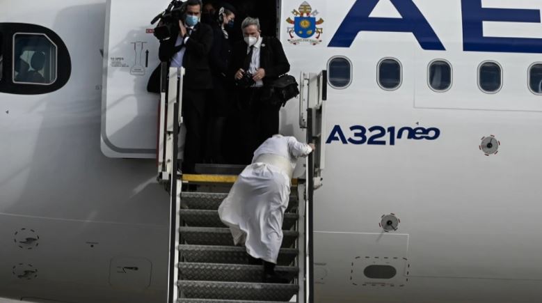 Papa Françesku humb ekuilibrin duke u ngjitur në avion