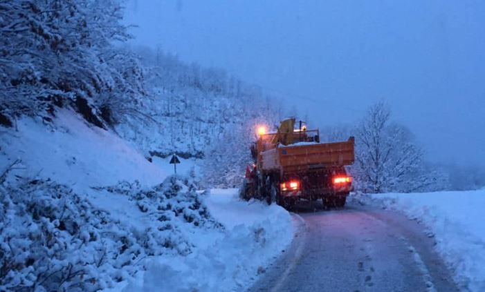 ARRSH apel shoferëve: Pajisuni me goma dimërore, si është situata në Qafë Mali-Fierzë