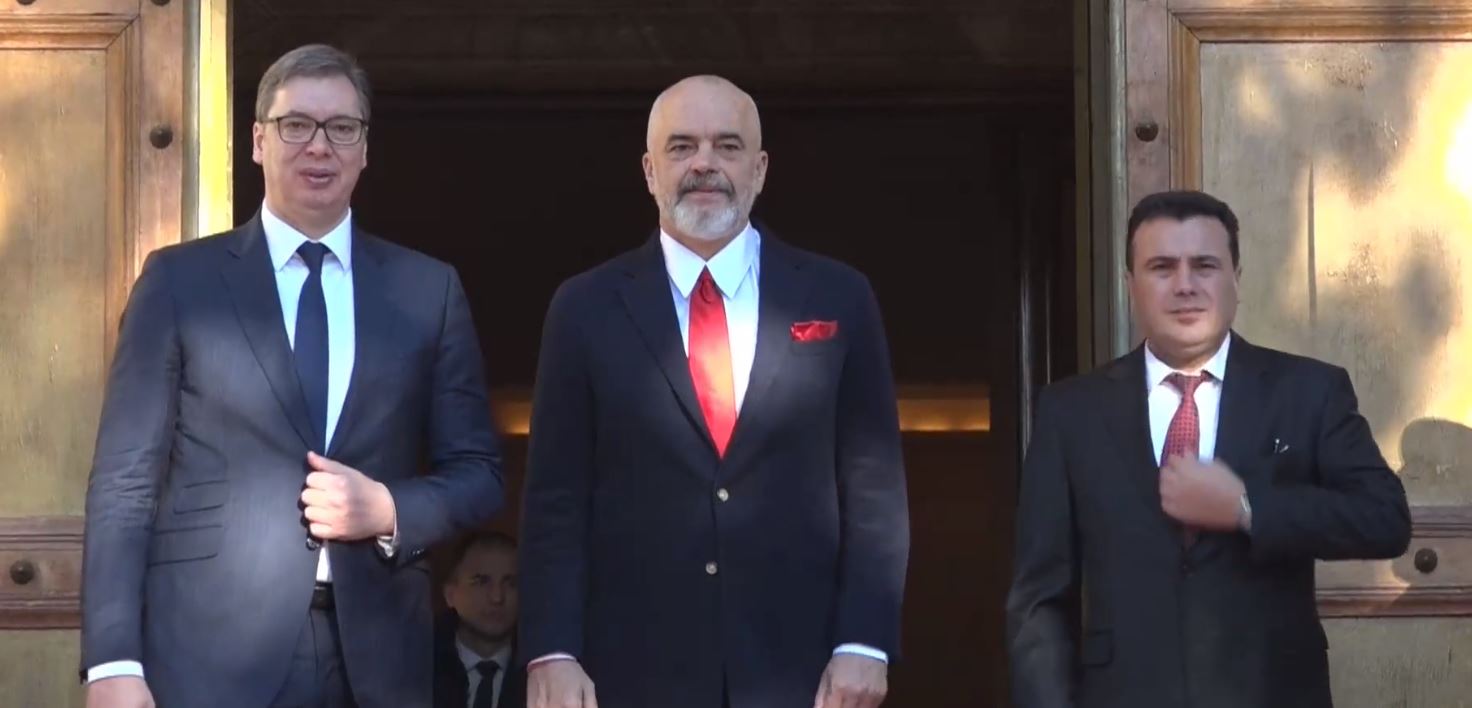 VIDEO/ Rama mbërrin 10 minuta para, pret Vuçiç dhe Zaev në Pallatin e Brigadave