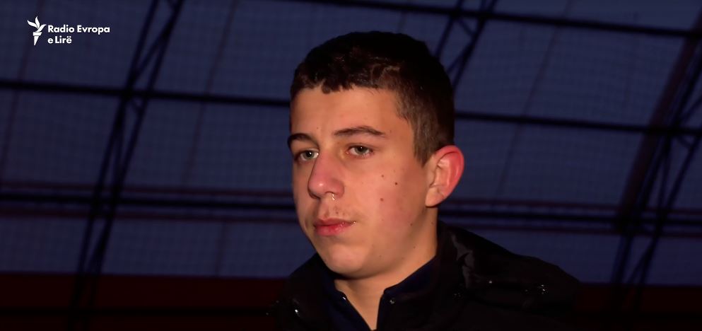 Shqiptari ndihmon tenistin 15 vjeçar serb, do t’i paguajë akademinë dhe shpenzimet