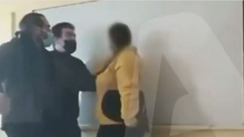 Mësuesi godet nxënësen dhe i “shkul” flokët, shokët dhe shoqet e klasës i thyejnë makinën