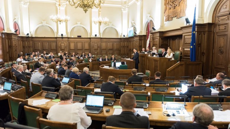 Refuzuan të vaksinohen, tre deputetë letonezë pezullohen nga parlamenti