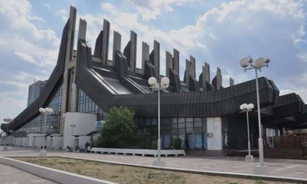 Zjarr në Pallatin e Rinisë në Kosovë një i lënduar, policia jep detaje