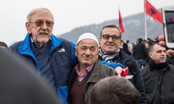 Masakra e Reçakut, Walker: Ata që e mohojnë janë të përfshirë, Vuçiç është shembull shumë i mirë