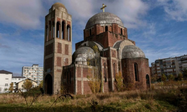 Media franceze shkruan për “betejën” mes Kosovës dhe Serbisë për pronësinë e Kishave Ortodokse