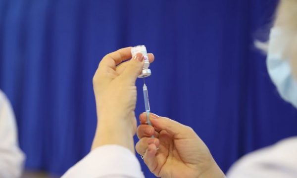 Kosovë, ministria e Shëndetësisë kërkon nga gratë shtatzëna të vaksinohen kundër COVID-19