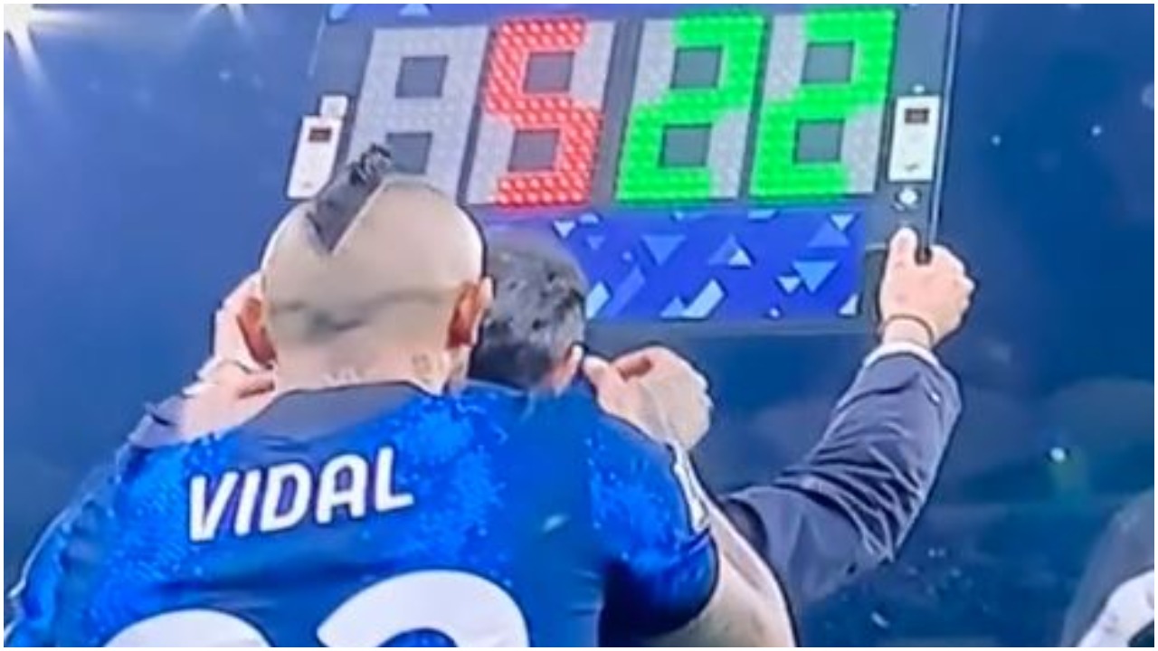 VIDEO/ Vidal i veçantë në llojin e tij, kap nga veshët personin përgjegjës për zëvendësimet