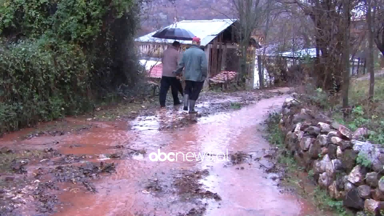 Përmbyten disa toka dhe banesa në Pishkash, banorët: Shkak është ndërtimi i HEC