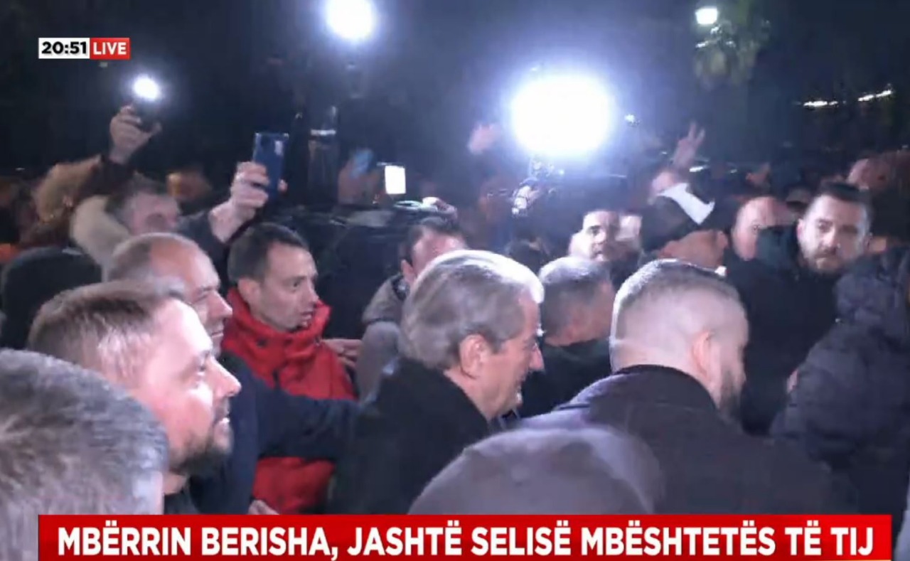 Sali Berisha mbërrin në selinë e PD