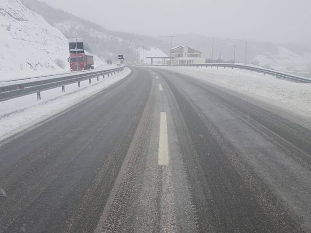Reshjet e borës, si paraqitet gjendja e rrugëve në veri