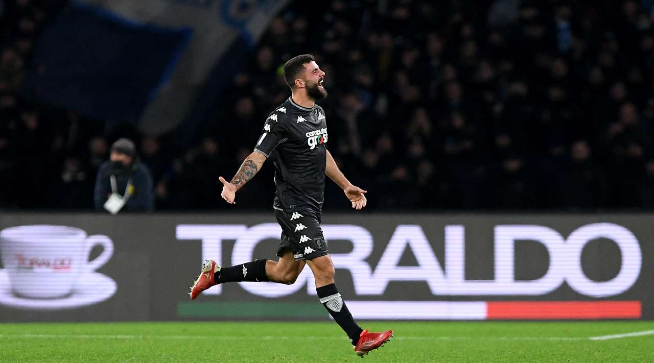 Sassuolo fiton me përmbysje, Napoli humbet dhe i jep shansin Inter-it