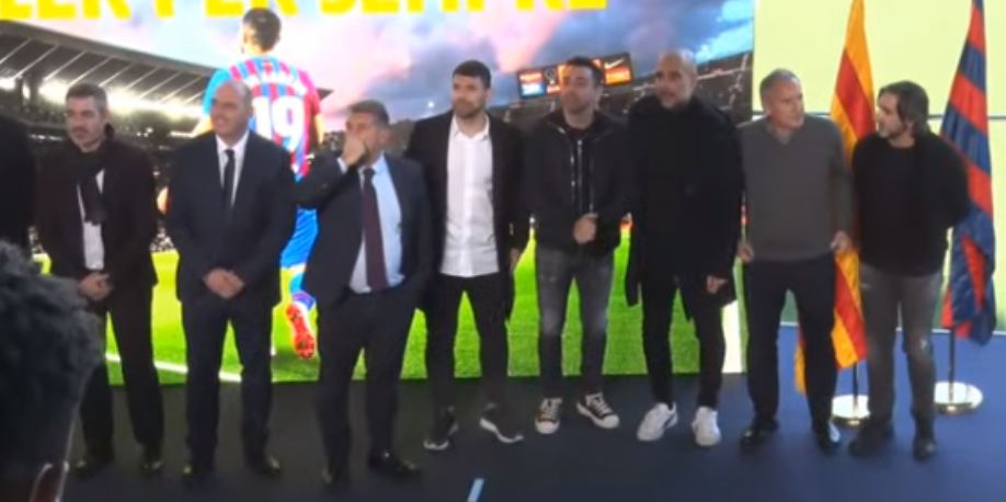 Aguero e mbyll konferencën me një foto së bashku me Xavi-n dhe Guardiolan