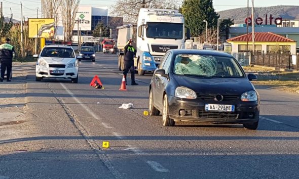 Makina përplas këmbësorin në Elbasan, i moshuari përfundon në spital