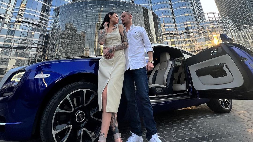 Don Xhoni poston foton romantike nga Dubai, modelja ruse i shpreh dashurinë në shqip