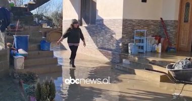 Dëmet nga përmbytjet, banorët kthehen në shtëpitë me ujë e baltë  