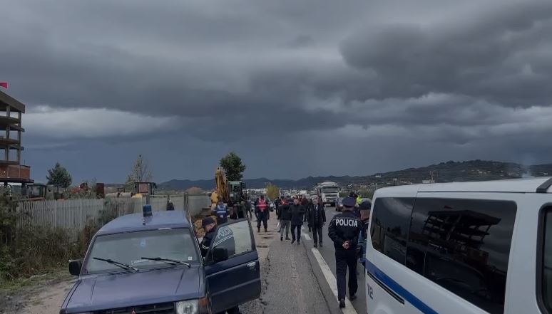 Aksioni i ARRSH për mbylljen e hyrje-daljeve të rrezikshme në Tiranë-Durrës, banorët “protestojnë” në shi