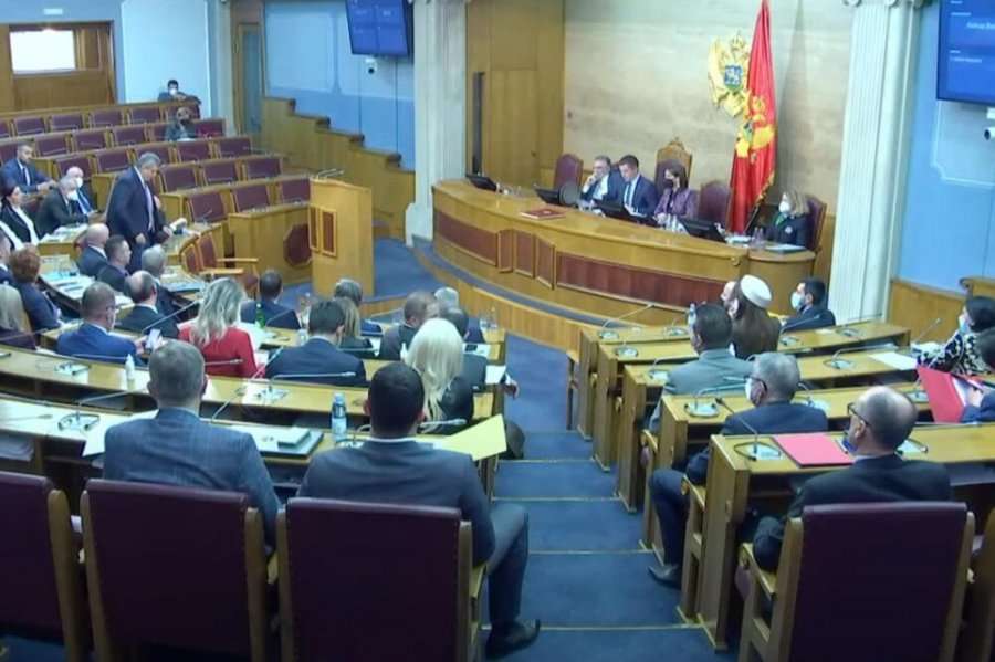 Opozita në Mal të Zi tërhiqet nga mocioni i mos-besimit, kërkon formimin e shumicës së re parlamentare
