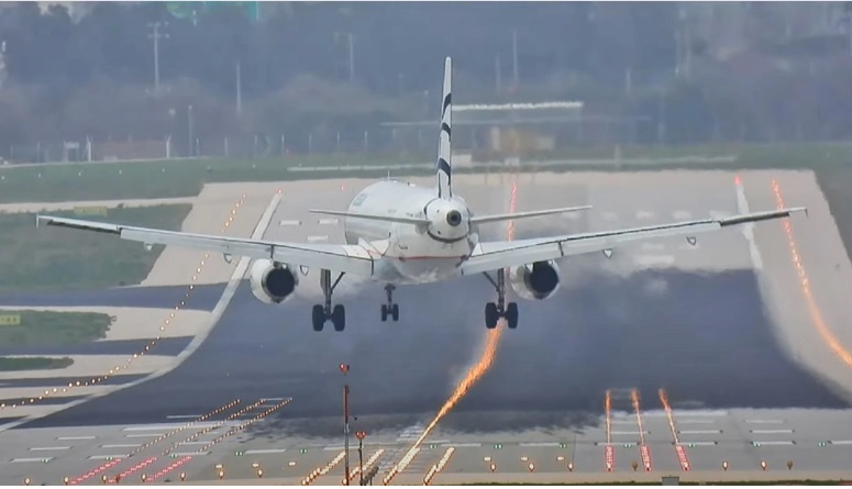 VIDEO/ Me gjak të ngrirë, momentet dramatike të uljes së avioneve në pistë