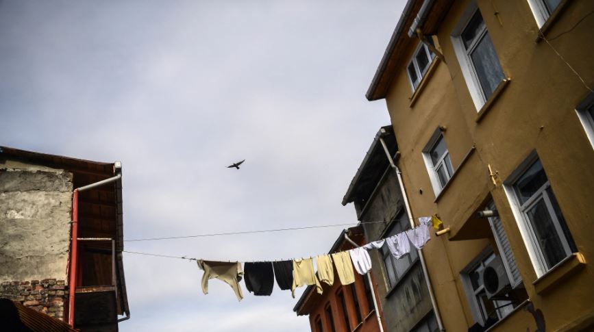 Lira në rënie drastike, të huajt dynden për të blerë banesa në Turqi