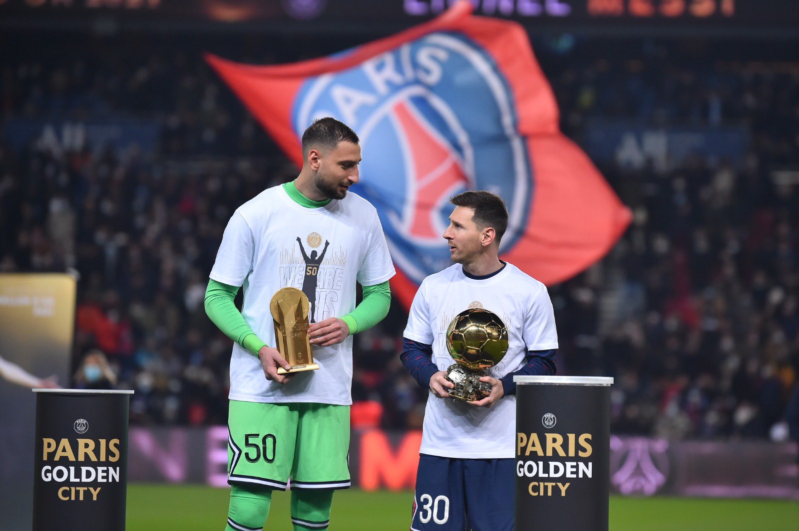 VIDEO/ “Qyteti i Artë”, Donnarumma dhe Messi prezantojnë trofetë në Parc des Princes