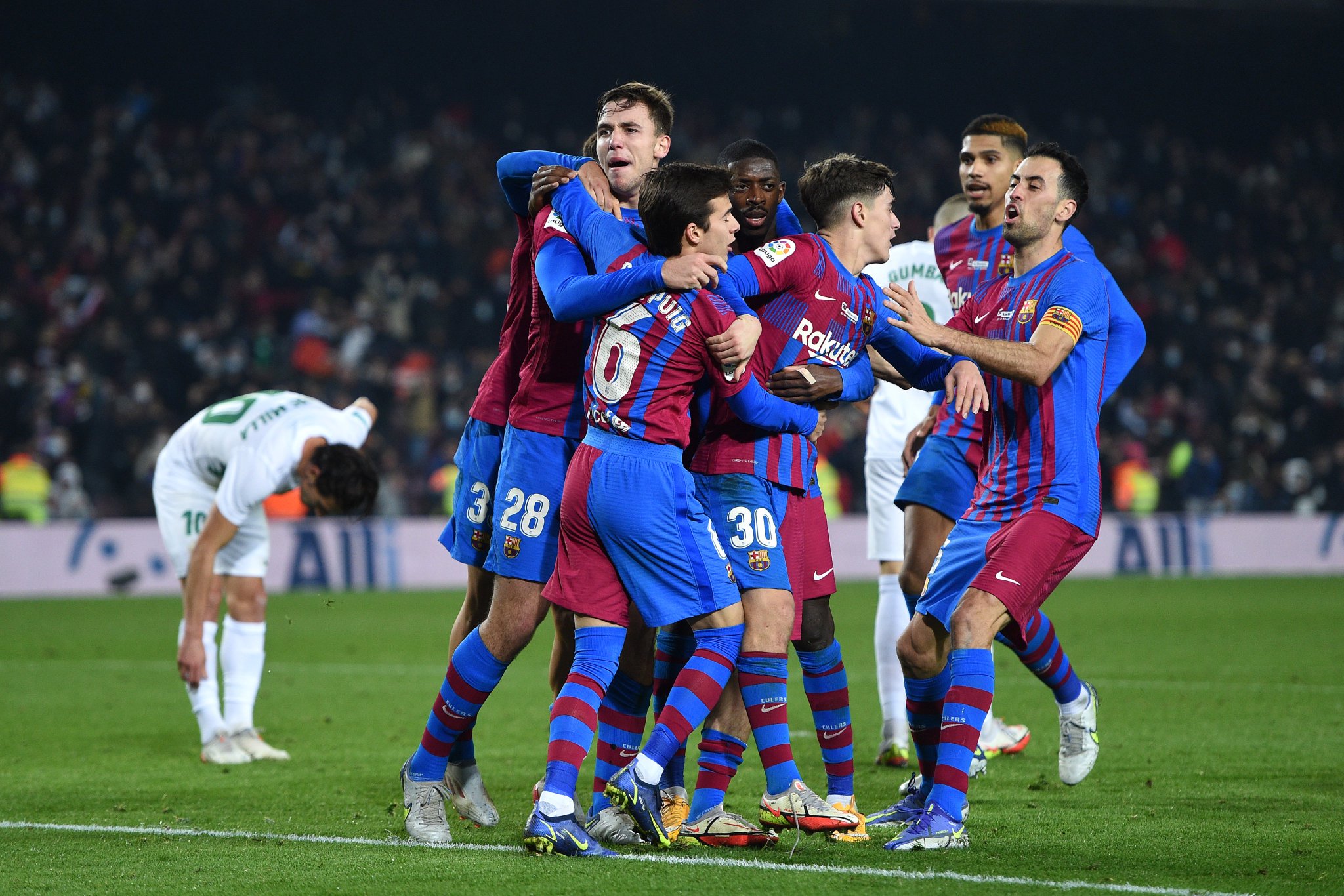 VIDEO/ Elche “ngrin” Camp Nou-n, Barcelonën e shpëton stoli