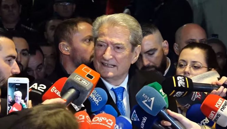 “Revolucionit s’i reziston askush”, Berisha: Shkojmë në seli kur ta vendosim, PD jo e pengjeve