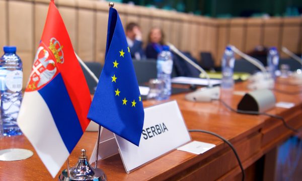 Brukseli e shtyn përpara Serbinë në rrugën e integrimeve europiane