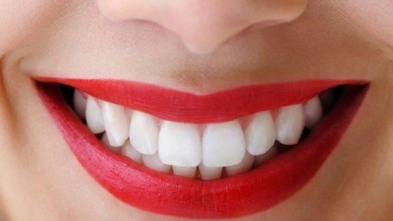 Dhëmbë të bardhë vetëm me dy materiale, shihni hapat