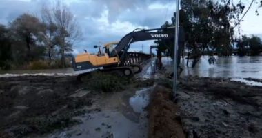 Përkeqësohet gjendja tek lumi i Vjosës, uji çan digën tek Ura e Mifolit