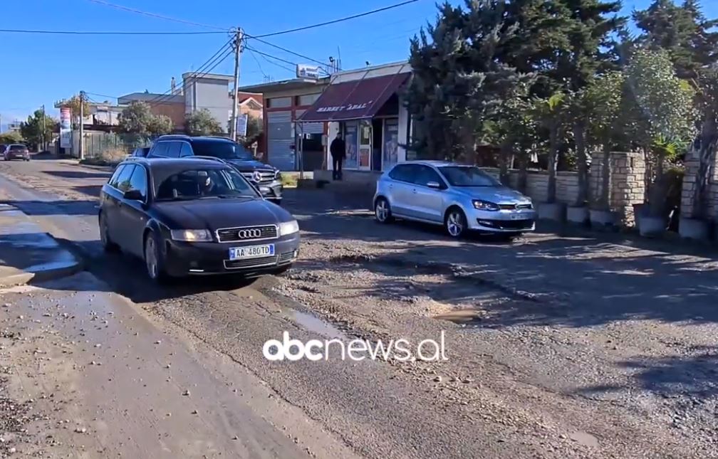 Shkatërrohet rruga e lagjes 15 në Durrës, qytetari: Gropa-gropa, e shtuan njëherë u prish prapë