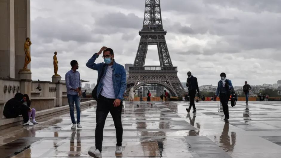 E goditur nga vala e pestë e pandemisë, Franca lë të hapur mundësinë për dozën e katërt