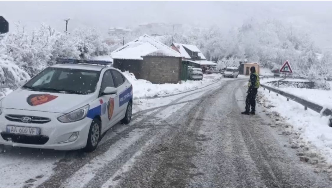 Dëbora zbardh Kukësin, një aks i pakalueshëm, në këto rrugë duhet të keni goma dimërore