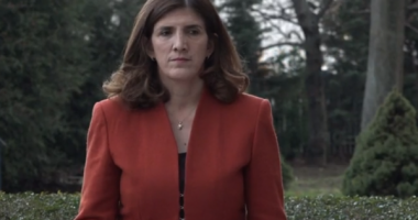 I derdhi gotën e ujit në fytyrë, deputetja Musliu paralajmëron padi ndaj ministrit Peci