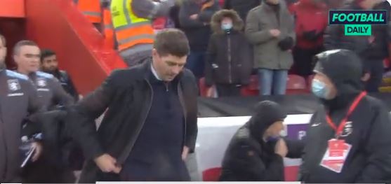 VIDEO/ Emocionuese, Gerrard duartrokitet nga Anfield kur futet ne fushë